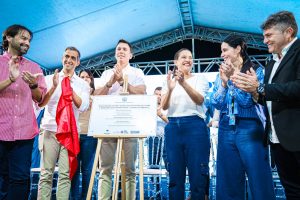 GOVERNADORA RAQUEL LYRA ENTREGA CENTRAL DE FEIRAS E MERCADOS E NOVA FASE DO ILUMINA PE EM SANTA CRUZ DO CAPIBARIBE