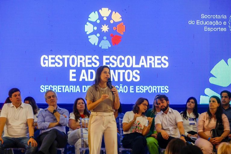 EM AGENDA NO SERTÃO, GOVERNADORA RAQUEL LYRA ANUNCIA PAGAMENTO DO BÔNUS DE DESEMPENHO EDUCACIONAL DURANTE EVENTO PARA NOVOS GESTORES E ADJUNTOS